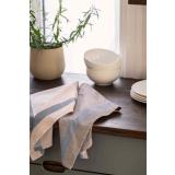 Kjøkkenhåndkle i beige og blå på kjøkkenbenk