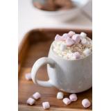 Kopp med kakao, krem og minimarshmallows