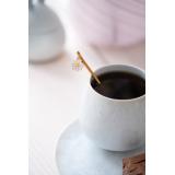 nærbilde av krus mie med skjeer med blomstercharm