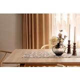 Løper Amelia på bord med vase og lysestaker