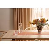 Løper Claire på bord med vannglass, karaffel og vase