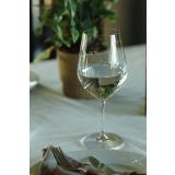 Lykketegning Rødvinsglass på dekt bord