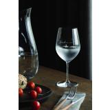 Lykketegning Rødvinsglass på dekt bord