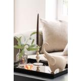 Lysfat dekorer med figurer, lysholdere og vase