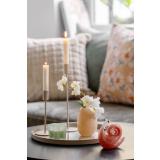 Lysfat med kronelysestaker, liten vase med blomst, duftlys og glassfigur