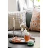 Lysfat med kronelysestaker, liten vase med blomst og duftlys