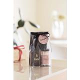 Gavepakke kakao & marshmallows på kjøkkenbenk