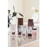 Te, kaffe, marshmallows og lakris på kjøkkenbenk