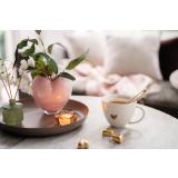 Telysholder Blomst brun på lysfat med dekor på sofabord