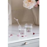 Sugerør hjerte i glass hjerte på kjøkkenbenk