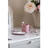 Stekepanne hjerte, med teskjeer med hjerte og rosa kopp på kjøkkenbenk