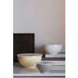 Bollesett med lokk i tre farger, gul, lilla og brun på kjøkkenbenk