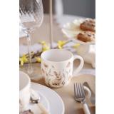 Kopp påskeeng på dekt bord