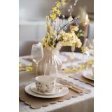 Borddekking med frokostservise påskeeng og servise thilda