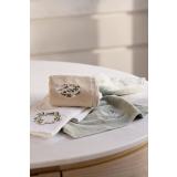 Gjestehåndkler med broderte motiv på kjøkkenbenk