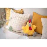 Påskehøne Hilde på benk med puter