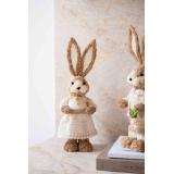 Hare natur jente på kjøkkenbenk