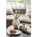 Asjett og kopp med hare på sofabord med vase og små kaniner