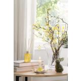 Sofabord stylet med vase med flott bukett og lysestake og pyntefigur