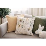 Putetrekk med blomstermotiv i kombi med pute i grønn og gul