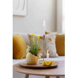 påskelilje i blomsterpotte formet som et egg