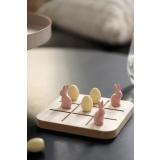 Tre på rad spill med kaniner og egg på sofabord