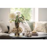 Sofabord med vase, blomster, dekorfigur og lysestake