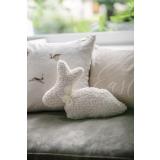 Pute kanin i sofa med putetrekk i beige toner