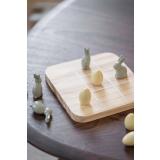 Tre på rad spill med grønne kaniner og gule egg på sofabord