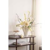 Vase med blomster og dekor på konsollord