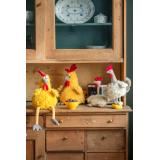 Påskehøner og påskehaner sittende på trebenk