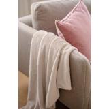 Pledd hengende over sofaarm