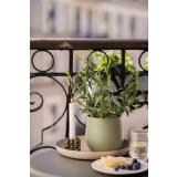 Lysestake på lysfat med potte på bord ute på balkong