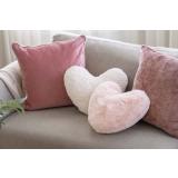 Sofa med mange puter i ulike teksturer i sofa 