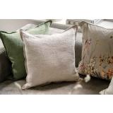 Puter i linmiks i sofahjørne i grønn og beige farge