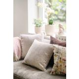 Sofakrok med puter i beige, brun og rosa farger