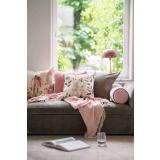 Sofakrok med puter i rosa nyanser og farger