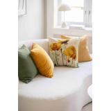 Putetrekk i grønn og gule toner i sofa