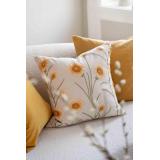 Brodert putetrekk med matchende puter i gul