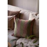 Putetrekk velur striper i sofa med andre putetrekk