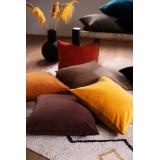 Velurputer på gulv i høstfarger