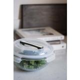 Salatbolle to go på kjøkkenbenk