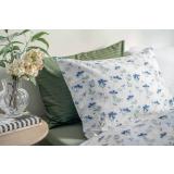 Sengetøy i krepp med blomster i seng med sateng sengesett i grønn