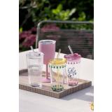 Glass med sugerør og vinglass termo servert på lysfat rille