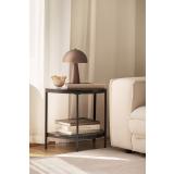 Sidebord Hedvig ved siden av sofa med bordlampe og telysholder