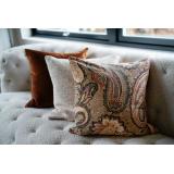 Putetrekk velur paisley i sofa med andre puter