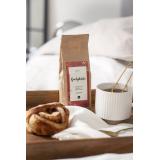 kjærlighetste på serveringsbrett med kopp