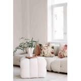 Puff Lykke i stue med lysfat og vase