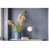 Blomsterpotte Carla blå med plante med strå