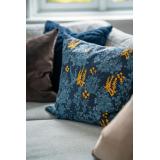 Frida blå blomstret putetrekk i sofa